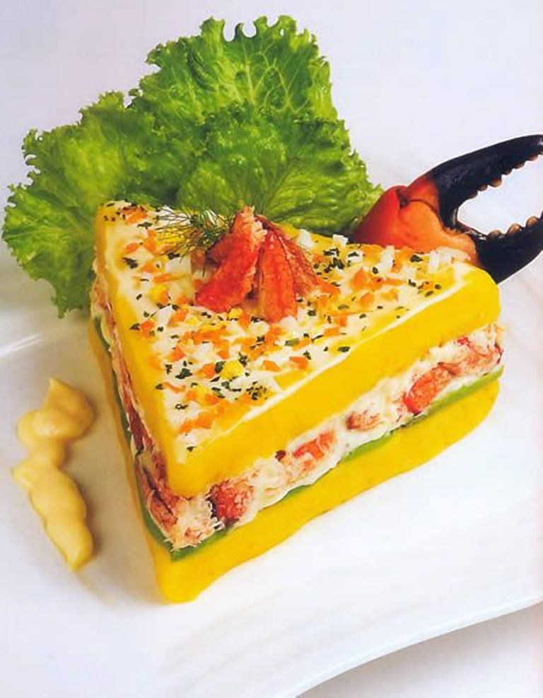 Causa rellena con pulpa de cangrejo o langostinos