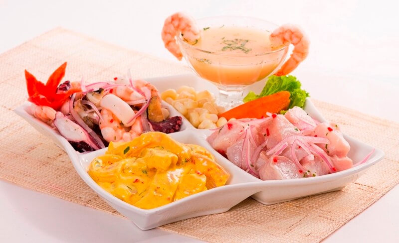 Ceviche mar de copas (ceviche mixto, cojinova, tiradito y leche de tigre)