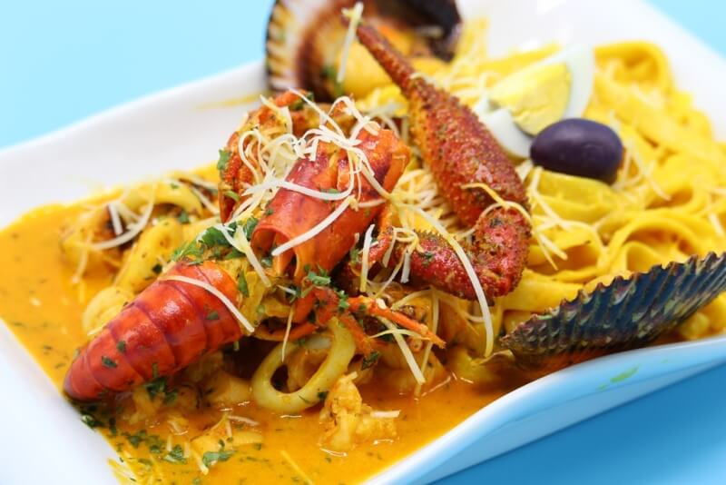 Fetuchini a la huancaina con picante de mariscos